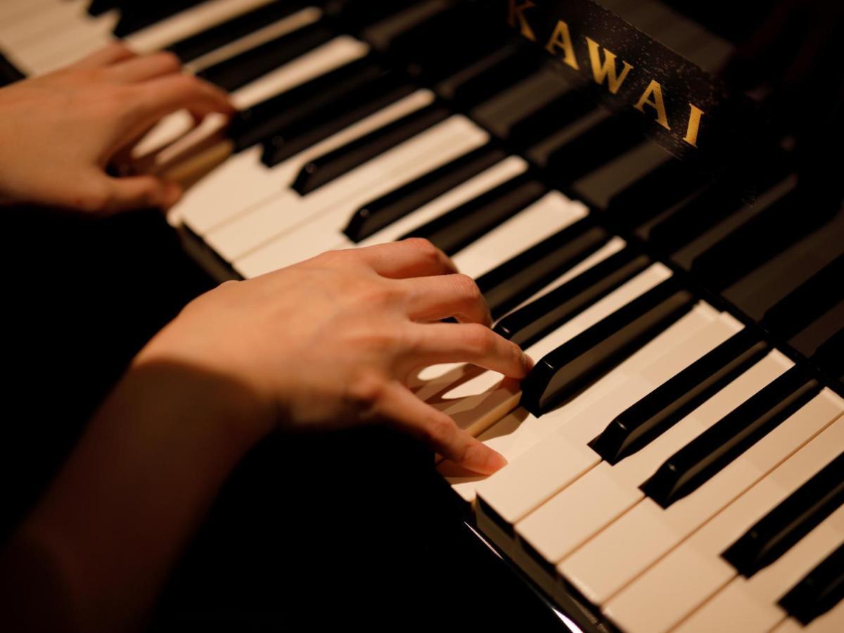 The Hotel Sanraku Kanazawa 21Th December 2022 Open Exterior foto A pianist playing a Kawai piano